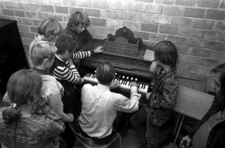 Opdracht jeugd en muziek, muziekles in Montessorilyceum, Amsterdam, Bestanddeelnr 924-9446