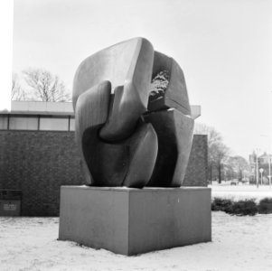 Opdracht KRO, beeld van Henry Moore te Den Haag, Bestanddeelnr 918-6731
