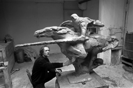 Opdracht Goois Museum . Beeldhouwer Claus bij een van zijn werken, Bestanddeelnr 921-4390
