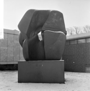 Opdracht KRO, beeld van Henry Moore te Den Haag, Bestanddeelnr 918-6733