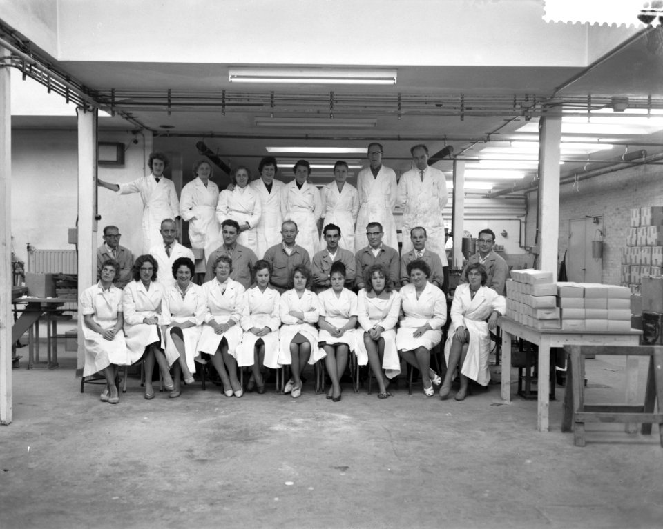 Opdracht fa Kuypers & Co Valschermkade, groep personen in fabriek, Bestanddeelnr 911-8126