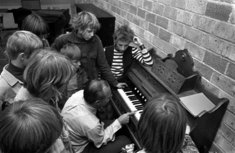 Opdracht jeugd en muziek, muziekles in Montessorilyceum, Amsterdam, Bestanddeelnr 924-9445