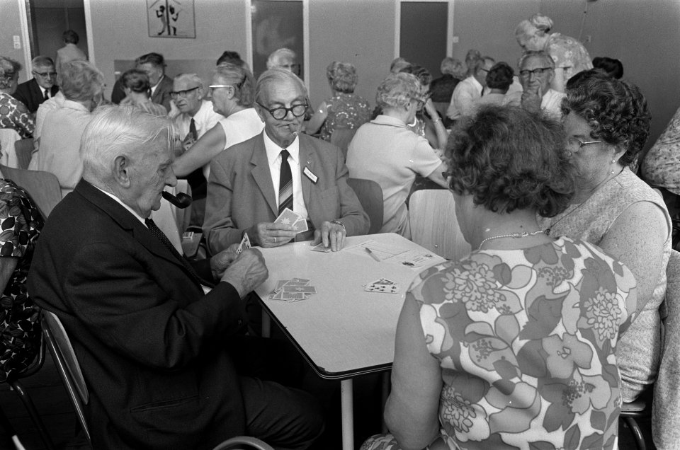 Opdracht HP UVV-bejaardensocieteit in gebouw Reigersburg Amsterdam-Oost bejaar, Bestanddeelnr 923-7806