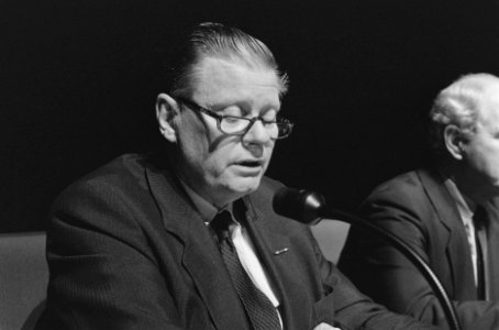 Opdracht Financieel Dagblad Anton Dreesmann (l) op managerscongres MANS, kop, Bestanddeelnr 933-7904