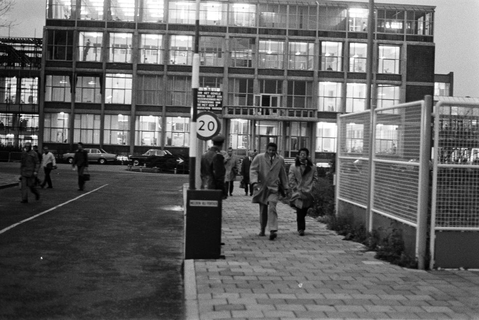Opdracht HP Antillianen verlaten Fokkerfabriek, Schiphol, Bestanddeelnr 924-0275