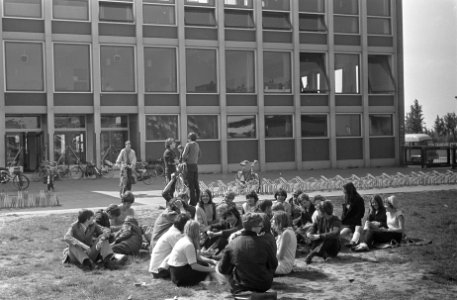 Opdracht HVV. Leerlingen Hervormd Lyceum staken, Bestanddeelnr 921-4044