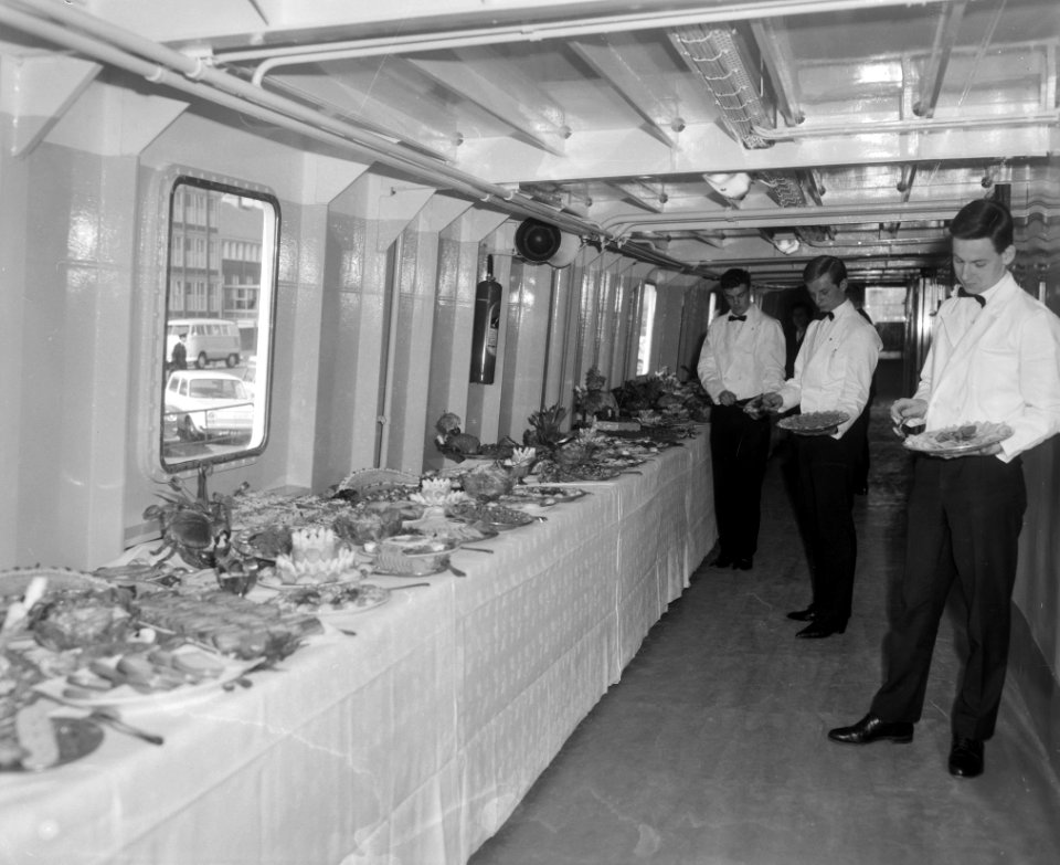 Opdracht Zaanlandse Scheepsbouw Mij de Marsdiep tijdens proefvaart, gasten aan b, Bestanddeelnr 916-1931