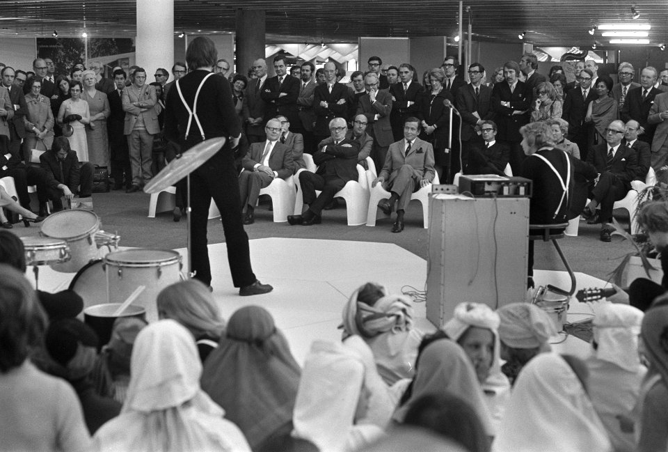 Opening reizende DD-2 ontvangstcentrum in Bouwcentrum te Rotterdam door Prins Cl, Bestanddeelnr 925-5267