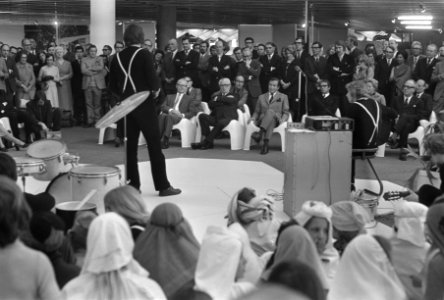 Opening reizende DD-2 ontvangstcentrum in Bouwcentrum te Rotterdam door Prins Cl, Bestanddeelnr 925-5267