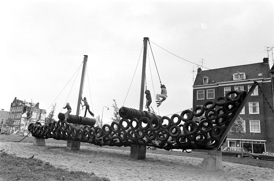 Opdracht LKW, Bandenschip in Oostenburgermiddenstraat in Amsterdam, Bestanddeelnr 927-4302