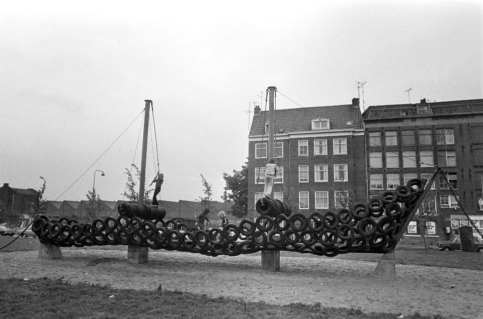 Opdracht LKW, Bandenschip in Oostenburgermiddenstraat in Amsterdam, Bestanddeelnr 927-4303