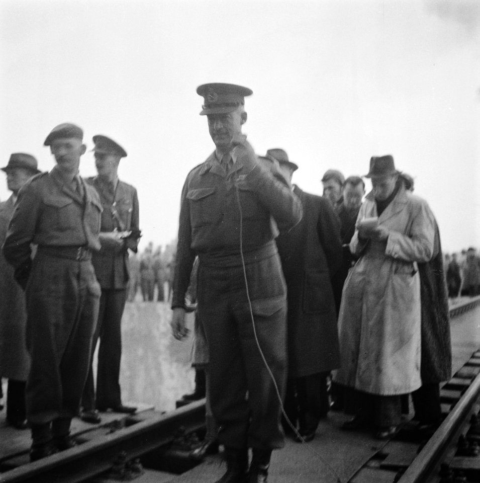 Opening spoorbrug over de IJssel te Deventer. toespraak generaal-majoor MacMull, Bestanddeelnr 900-9996