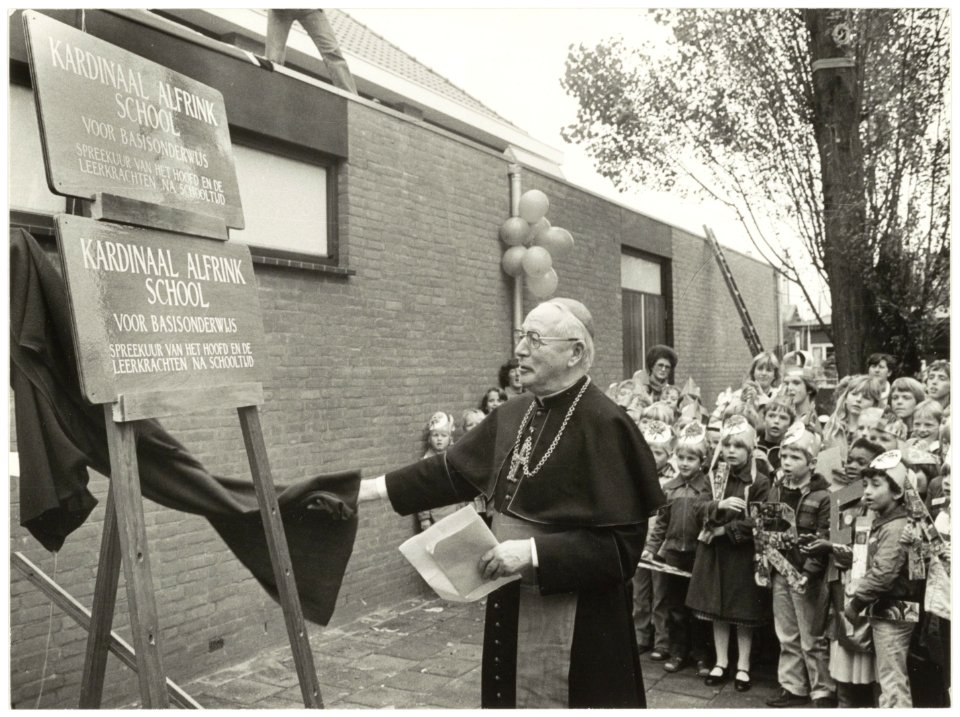 Opening school voor Basis onderwijs, Velserstraat 17