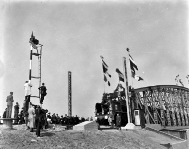 Opening spoorbrug Moerdijkbrug. Eerste trein passeert, Bestanddeelnr 901-8980
