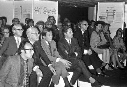 Opening reizende DD-2 ontvangstcentrum in Bouwcentrum te Rotterdam door Prins Cl, Bestanddeelnr 925-5263