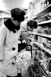 Opdracht Hamburgs Abendblatt Hamsterende vrouwen in levensmiddelenzaak, Bestanddeelnr 915-7120