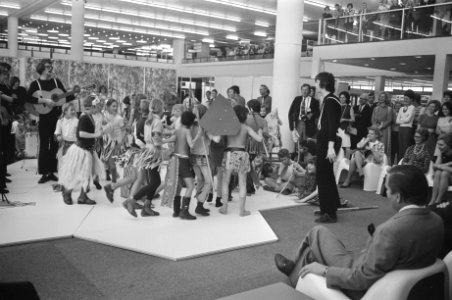Opening reizende DD-2 ontvangstcentrum in Bouwcentrum te Rotterdam door Prins Cl, Bestanddeelnr 925-5268