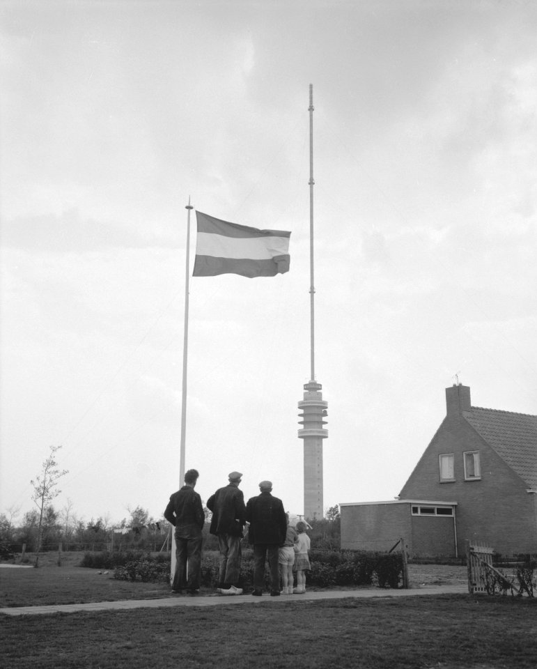 Opening radio tv toren te Smilde door Commissaris van de Koningin in Drenthe mr, Bestanddeelnr 911-2384