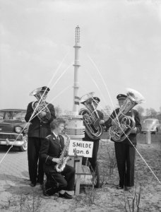 Opening radio tv toren te Smilde door Commissaris van de Koningin in Drenthe mr, Bestanddeelnr 911-2381