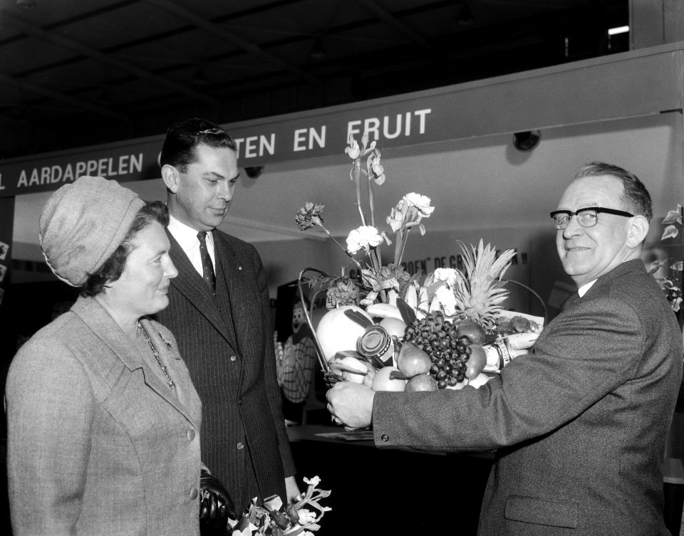 Opening ROKA, Minister Biesheuvel met echtgenote, Bestanddeelnr 919-0758