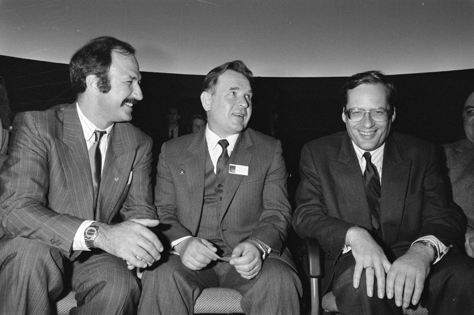 Opening Planetarium in Artis minister Deetman (r) met astronauten Wubbo Ockels , Bestanddeelnr 934-2414