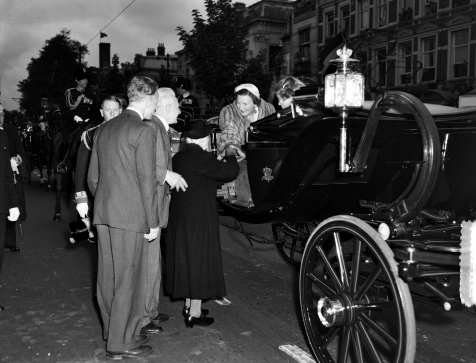 Opening Staten Generaal rijtoer. Koningin Juliana krijgt bloemen aangeboden door, Bestanddeelnr 904-7702