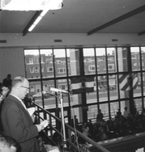 Opening Sportfondenbad Rotterdam Wethouder Roel Langerak houdt een toespraak, Bestanddeelnr 912-6071