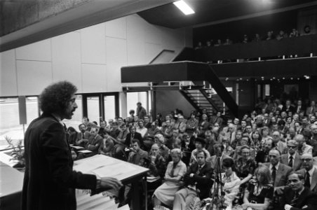 Opening scholencomplex Holendrecht in Amsterdamse Bijlmermeer, wethouder Van de , Bestanddeelnr 928-7865