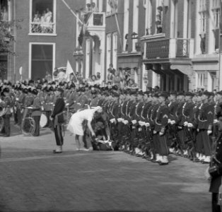 Opening Staten-Generaal in de Ridderzaal Flauwgevallen soldaat, Bestanddeelnr 915-5367