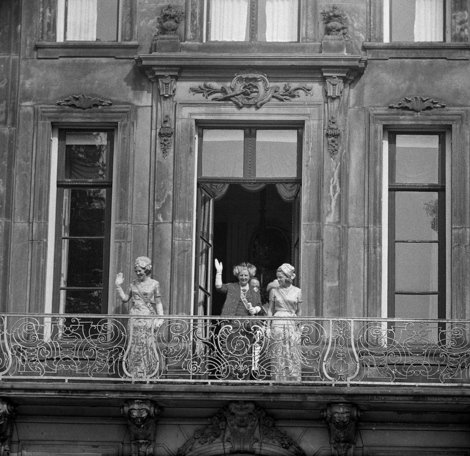 Opening Staten-Generaal in de Ridderzaal De koninklijke familie op balkon, Bestanddeelnr 915-5345