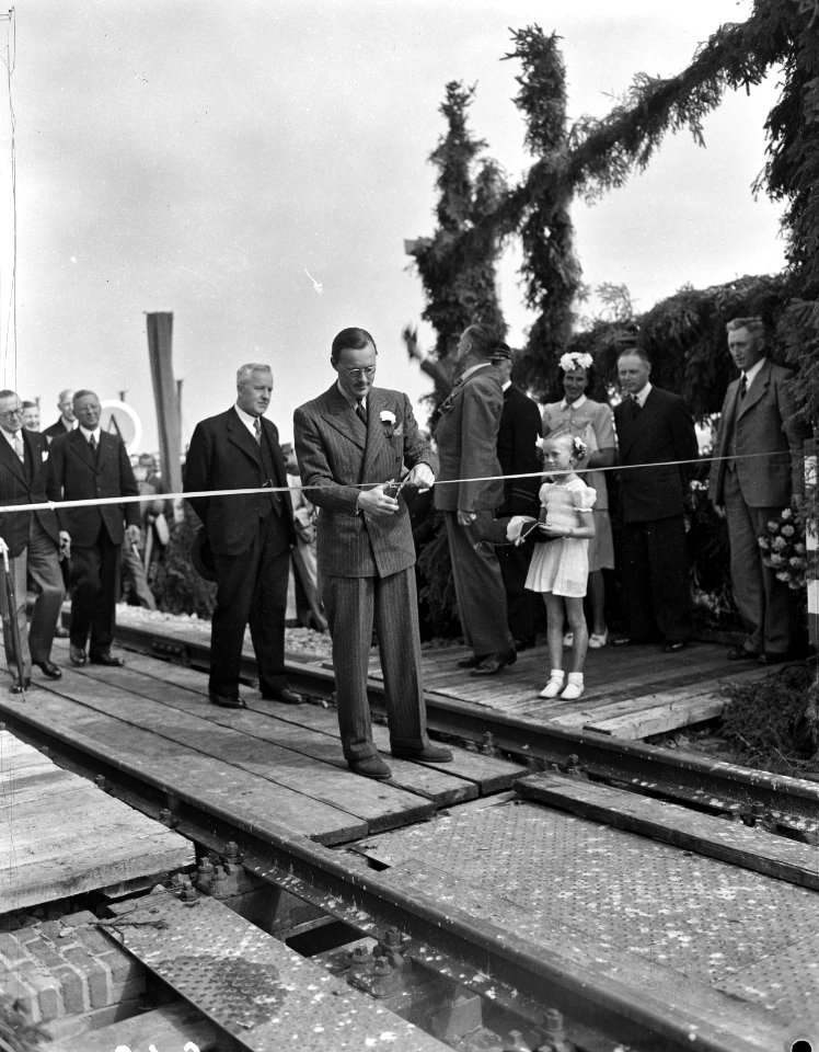 Opening spoorbrug Moerdijkbrug. Prins Bernhard knipt lint door, Bestanddeelnr 901-8979
