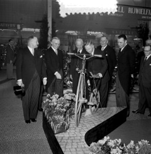 Opening Rijwieltentoonstelling RAI Minister M. J. Algera, Bestanddeelnr 905-5752