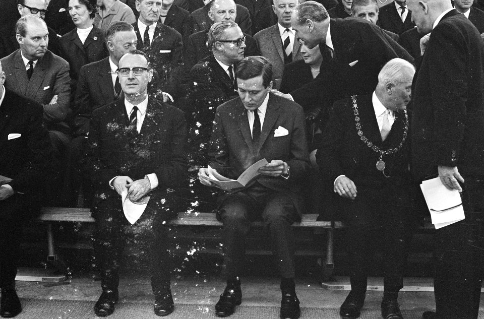 Opening Sporthal in Haarlem door prins Claus , prins Claus (rechts) en mr. F.J. , Bestanddeelnr 920-0049
