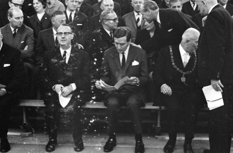 Opening Sporthal in Haarlem door prins Claus , prins Claus (rechts) en mr. F.J. , Bestanddeelnr 920-0049