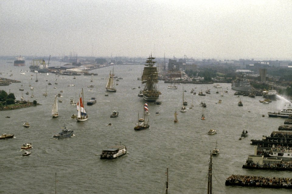 Opening Sail 1985 gezicht van bovenaf op het IJ, Bestanddeelnr 253-8935