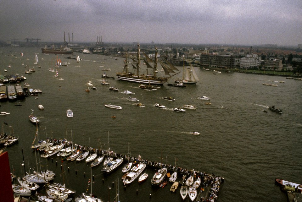 Opening Sail 1985 gezicht van bovenaf op het IJ, Bestanddeelnr 253-8934