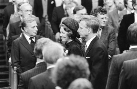 Opening Staten Generaal Koningin Beatrix leest troonrede, rechts Prins Claus, Bestanddeelnr 934-7235