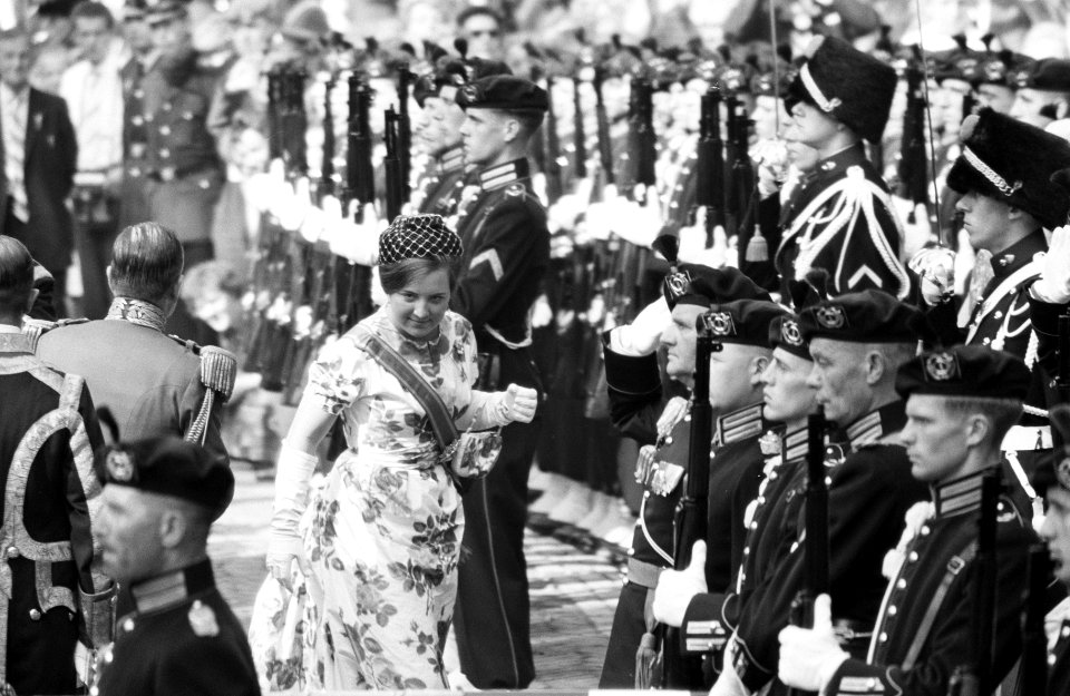 Opening Staten Generaal . Prinsessen stappen uit, Bestanddeelnr 912-9493