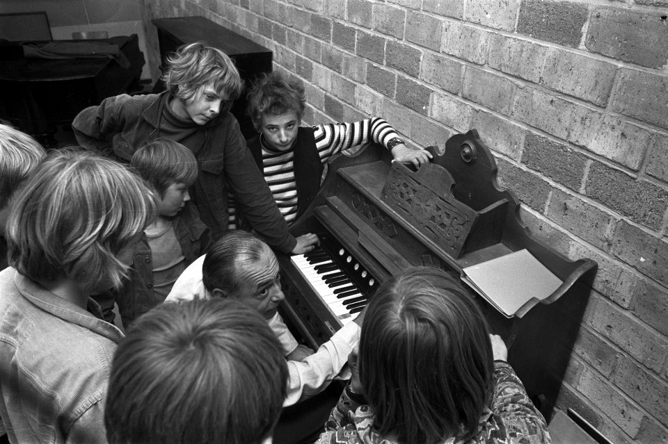 Opdracht jeugd en muziek, muziekles in Montessorilyceum, Amsterdam, Bestanddeelnr 924-9447