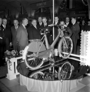 Opening Rijwieltentoonstelling RAI Minister M. J. Algera, Bestanddeelnr 905-5749