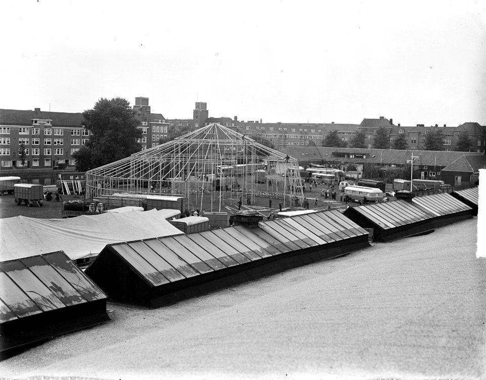 Opdracht Jansens en Compagnie. Circus Mikkenie opbouw van de tent., Bestanddeelnr 903-0306
