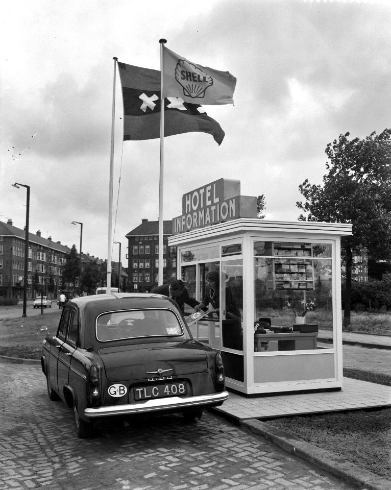 Opening van een kiosk voor hotelinformatie van de VVV aan de Haagscheweg, Bestanddeelnr 910-4841