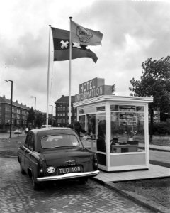 Opening van een kiosk voor hotelinformatie van de VVV aan de Haagscheweg, Bestanddeelnr 910-4841