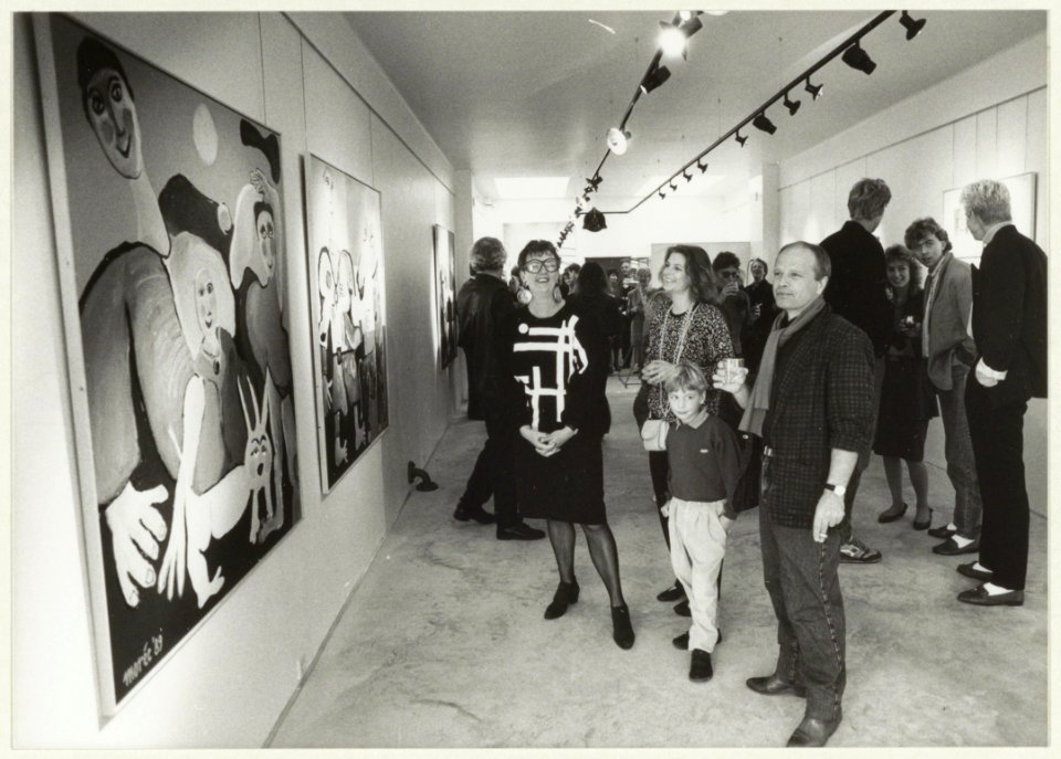 Opening van galerie Lange Anna, Lange Annastraat 13. Links Cris Weijers, rechts Marijn Morée. NL-HlmNHA 54031388