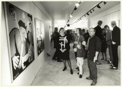 Opening van galerie Lange Anna, Lange Annastraat 13. Links Cris Weijers, rechts Marijn Morée. NL-HlmNHA 54031388