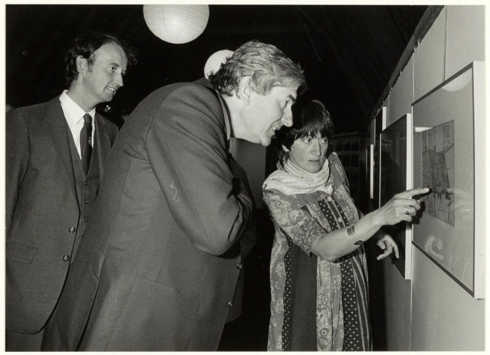 Opening tentoonstelling 350 jaar A. Pauw in Het Oude Slot. Links bibliothecaris Hr. Krol, midden toenmalig Minister President R. Lubbers, rechts Clara Brinkgreve., NL-HlmNHA 54015811