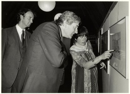 Opening tentoonstelling 350 jaar A. Pauw in Het Oude Slot. Links bibliothecaris Hr. Krol, midden toenmalig Minister President R. Lubbers, rechts Clara Brinkgreve., NL-HlmNHA 54015811