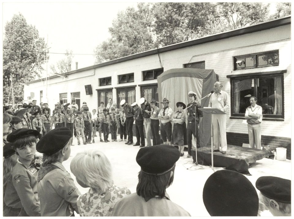 Opening van het clubhuis van scouting Hildebrandt aan de Zuid Schalkwijkerweg. NL-HlmNHA 54025840