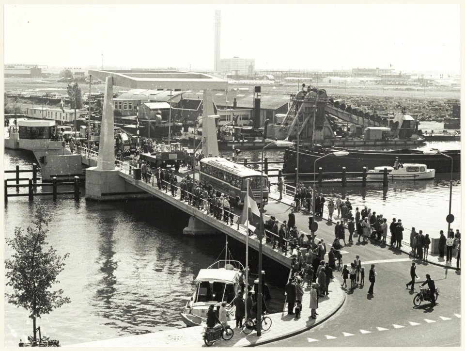 Opening van de Waarderbrug over het Spaarne. NL-HlmNHA 54011674