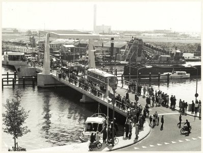 Opening van de Waarderbrug over het Spaarne. NL-HlmNHA 54011674